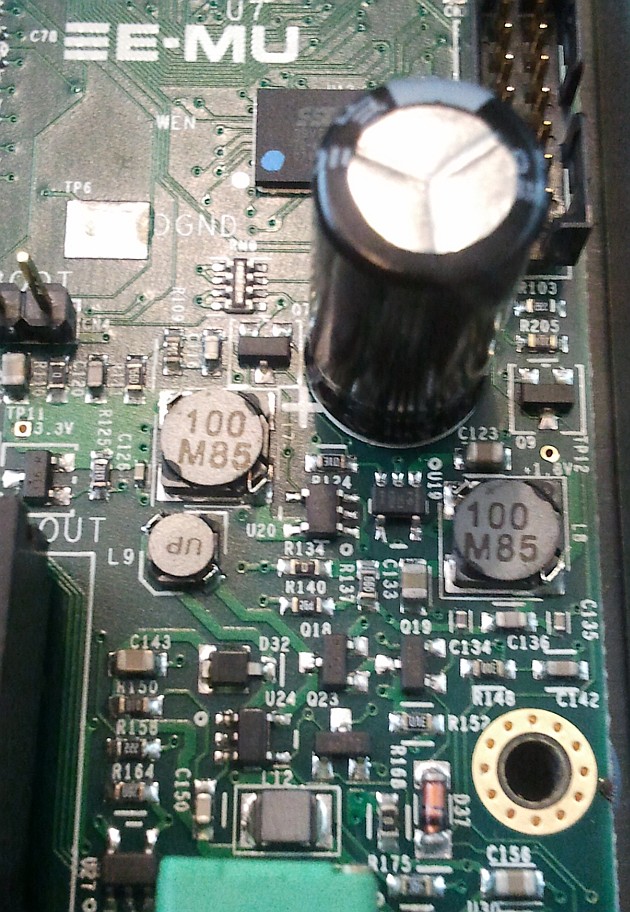 EMU Tracker Pre w środku