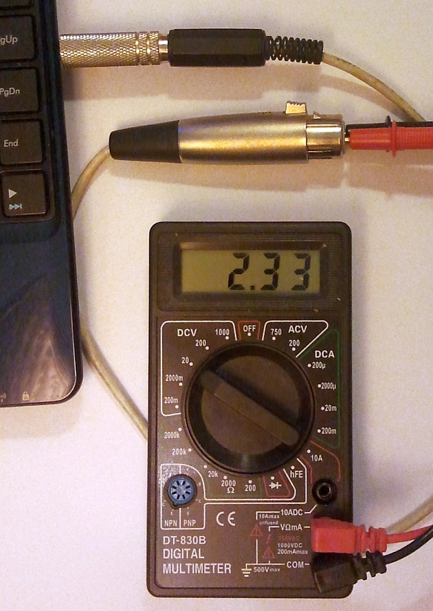 Napięcie na złączu TIP gniazda wejściowego karty zintegrowanej