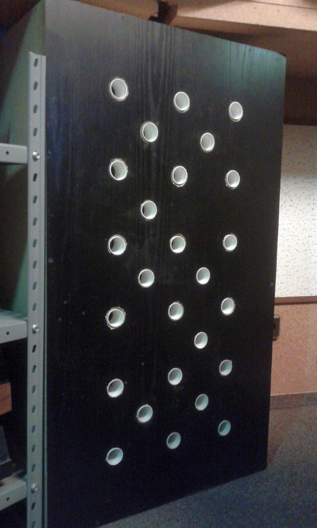 Strojona pułapka basowa wielootworowy rezonator Helmholtza