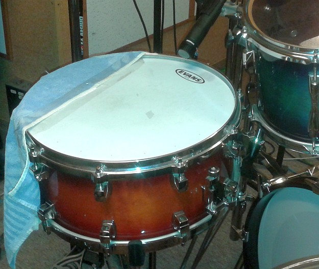 mocno wytłumiony werbel "vintage"